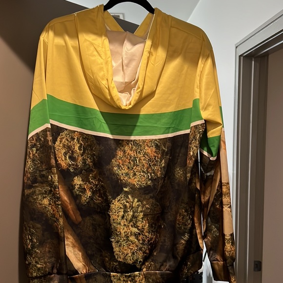 Graphic hoodie size Xl runs a lil bit small so maybe a size L - Picture 2 of 3